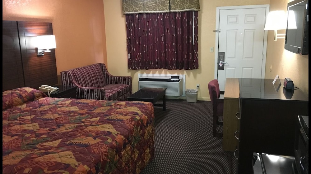Classic Room, 1 King Bed, Non Smoking photo 3