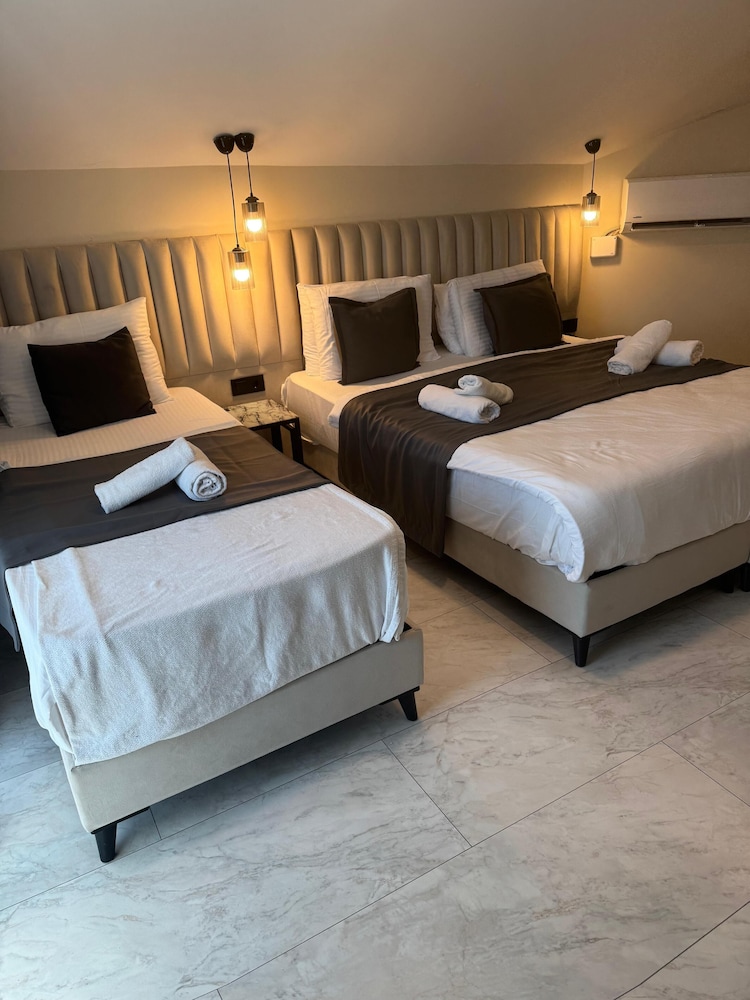 Deluxe Triple Room - Photo 9