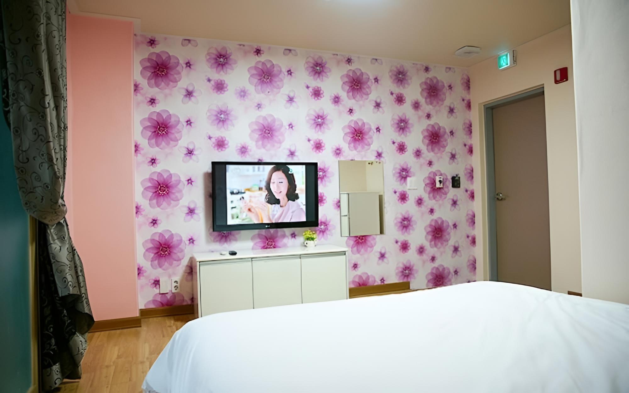 Room (26m Motel - Room 205) - Photo 1