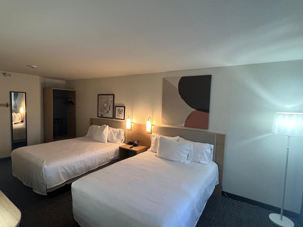 Room, 2 Queen Beds - Photo 4