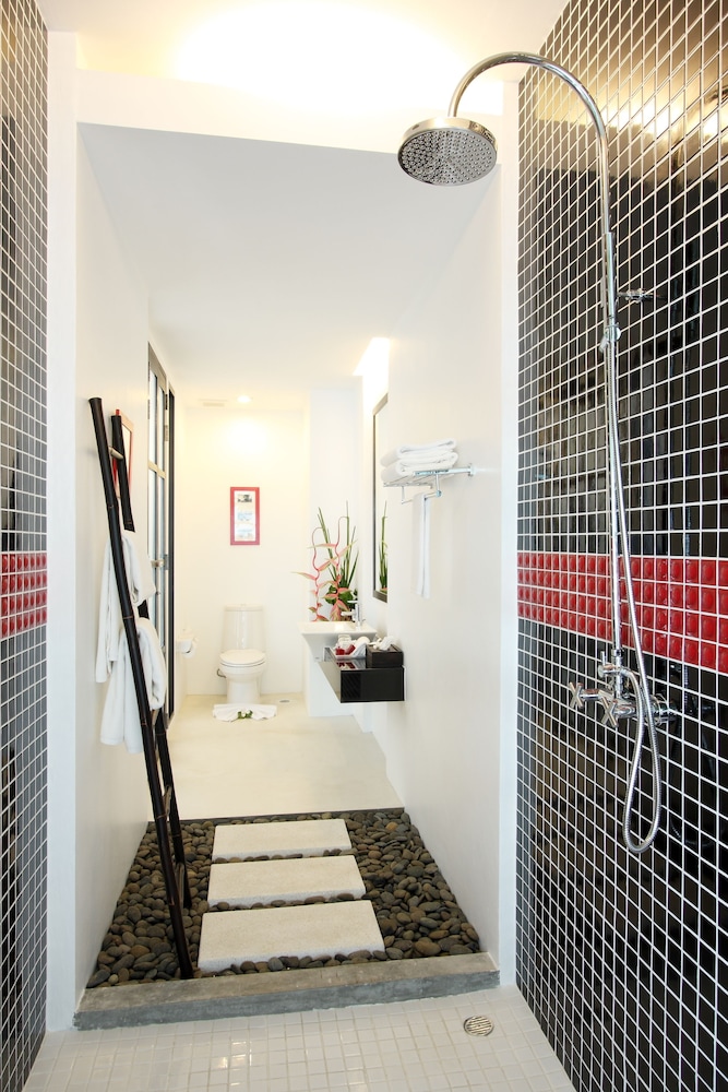 Deluxe Room, Bathtub, Pool View - Photo 2