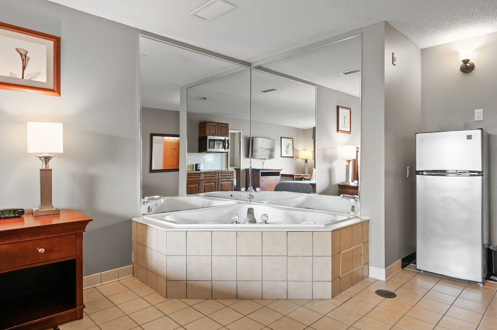 Standard Suite, 1 King Bed, Kitchen (Jetted Tub) - Photo 3