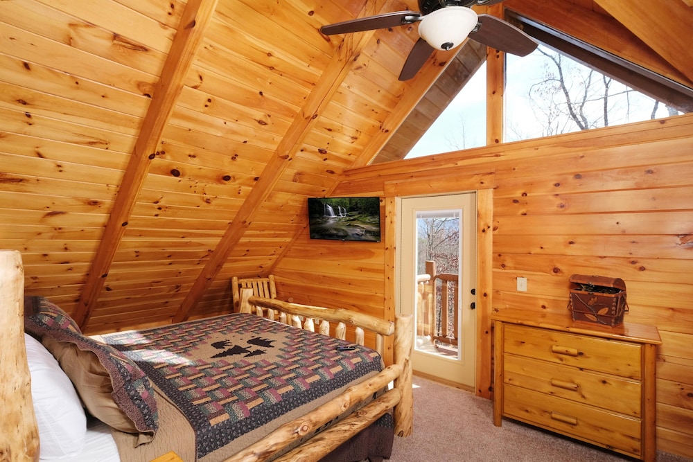 House, Multiple Beds (Smoky Treehouse Lodge  #614)