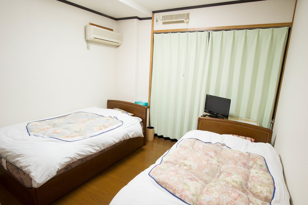 Twin Room, Shared Bathroom photo 1