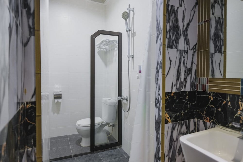 Premium Room (RedDoorz) - Photo 6