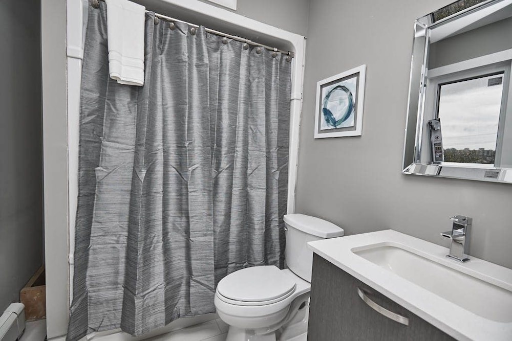 Condo, 2 Bedrooms (401) photo 2