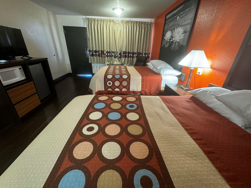 Room, 2 Queen Beds, Accessible, Non Smoking (Roll-In Shower) photo 3
