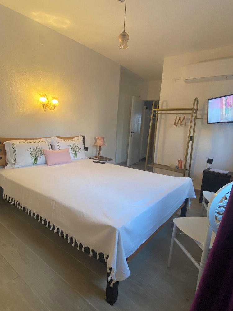 Standard Room, 1 Queen Bed, Non Smoking photo 3