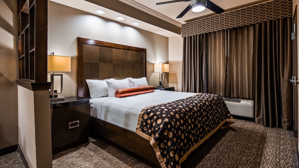 Standard Room, 1 King Bed, Refrigerator & Microwave, Courtyard View (with Sofabed) - Photo 2