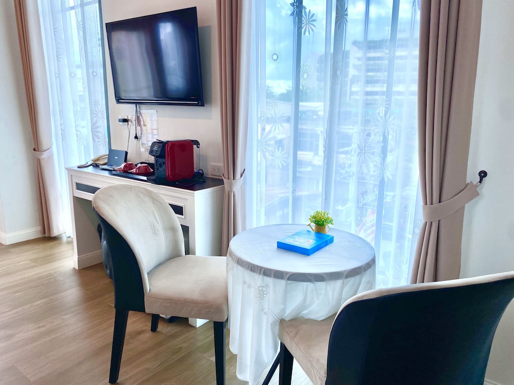 Deluxe Pool View Room - Photo 9