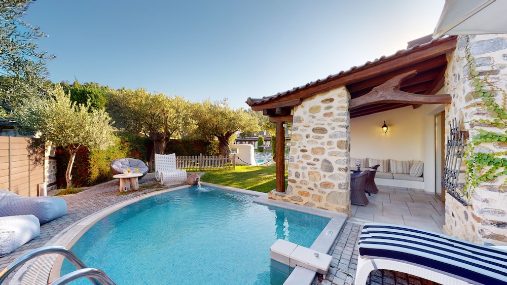 Maisonette with Private Pool