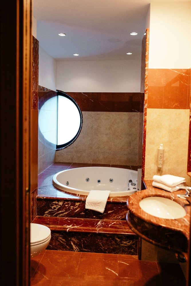 Junior Suite (Deluxe) - Photo 6