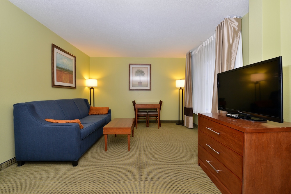 Suite, Non Smoking (2 Queen beds and 2 person Sofa bed) - Photo 4