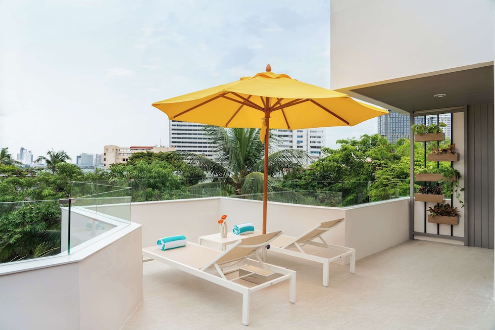 Garden View Corner Suite