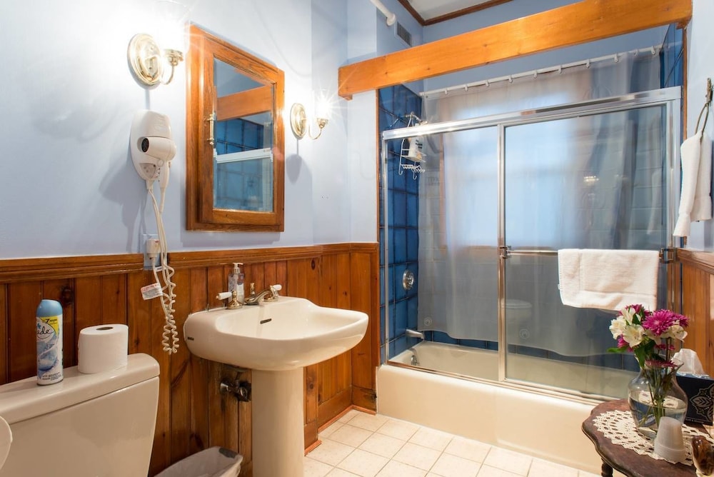 Captain's Room - 13 with shared bath photo 3