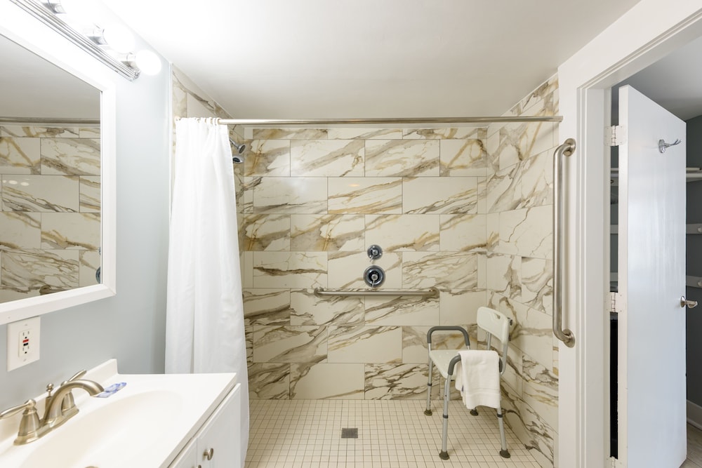 MV Surfside Hotel, Bilde 4