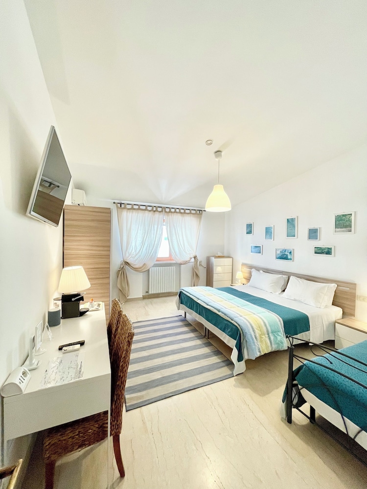 Triple Room, Non Smoking, Private Bathroom