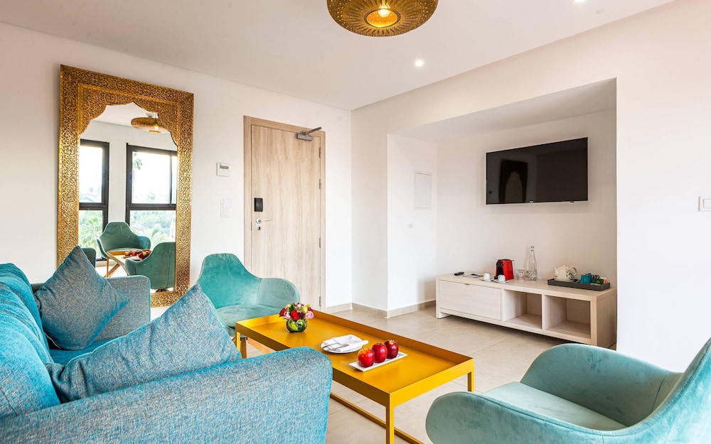 Junior Suite, Hot Tub, Pool View thumbnail 6