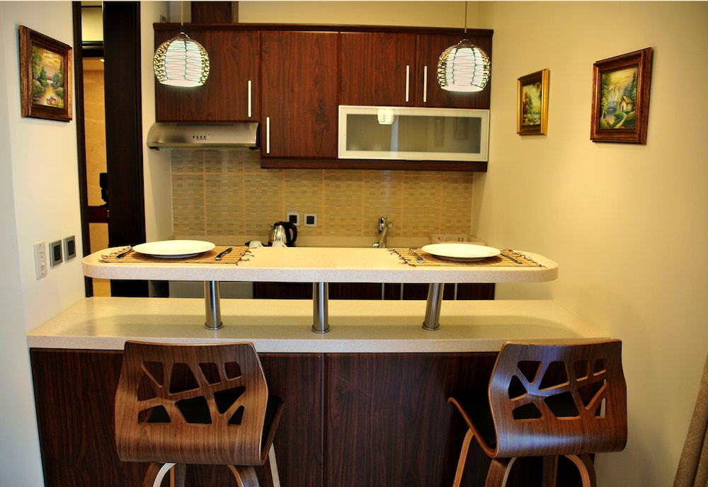 One-Bedroom Suite (twin) with City View photo 2