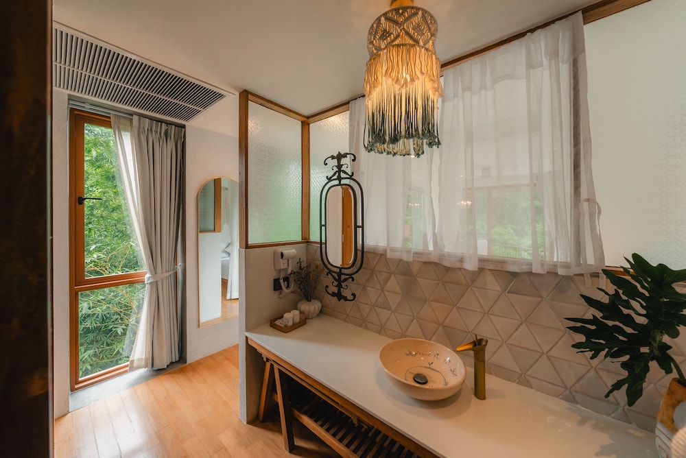 Honeymoon Suite with Bathtub on the Balcony - Photo 9