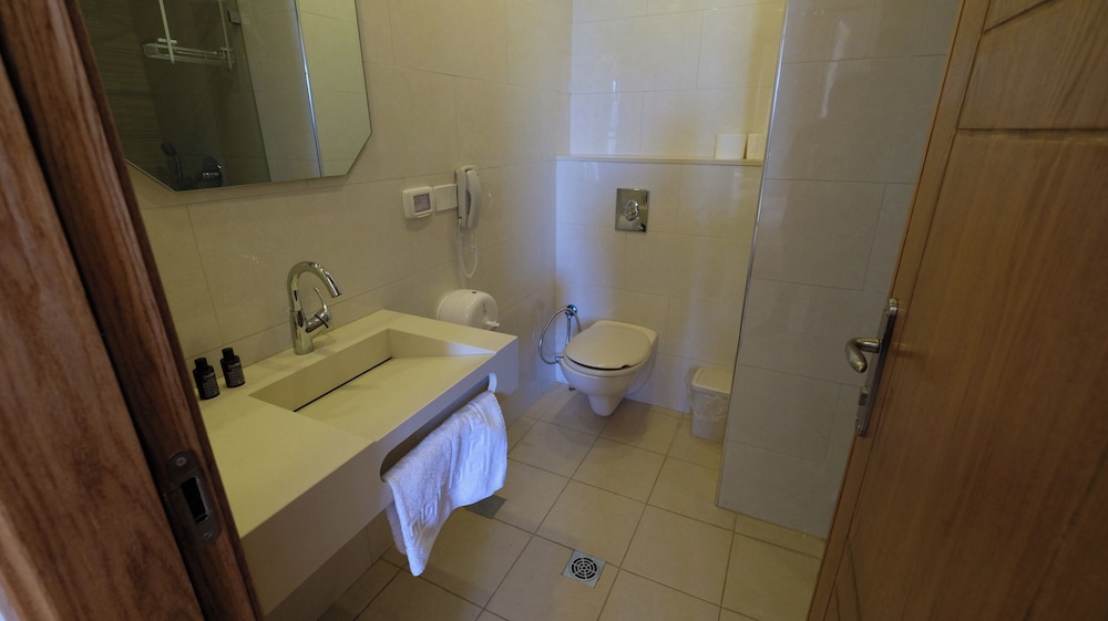 Suite, 2 Bedrooms, Balcony - Photo 9
