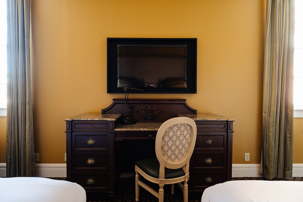 Double Queen Room (24/7 Front Desk) - Photo 19