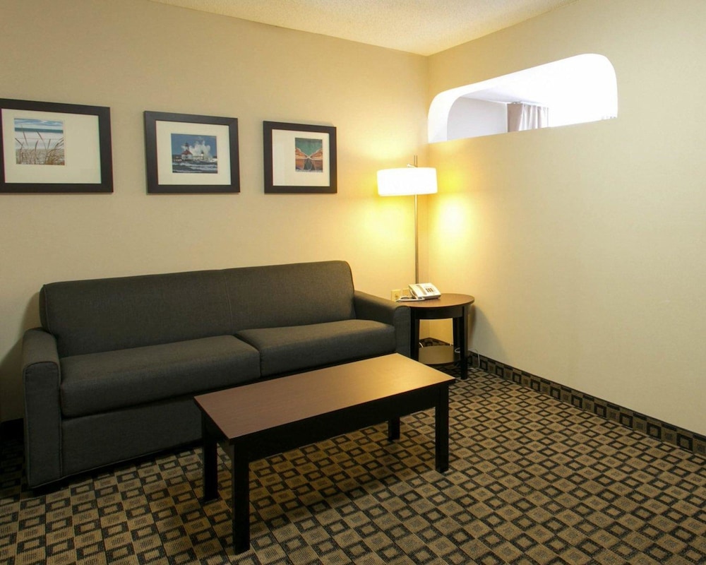 Suite, Non Smoking (2 Queen beds With Sofa bed) - Photo 2
