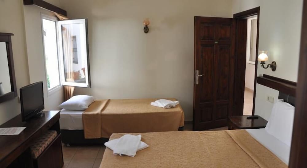 Economy Triple Room