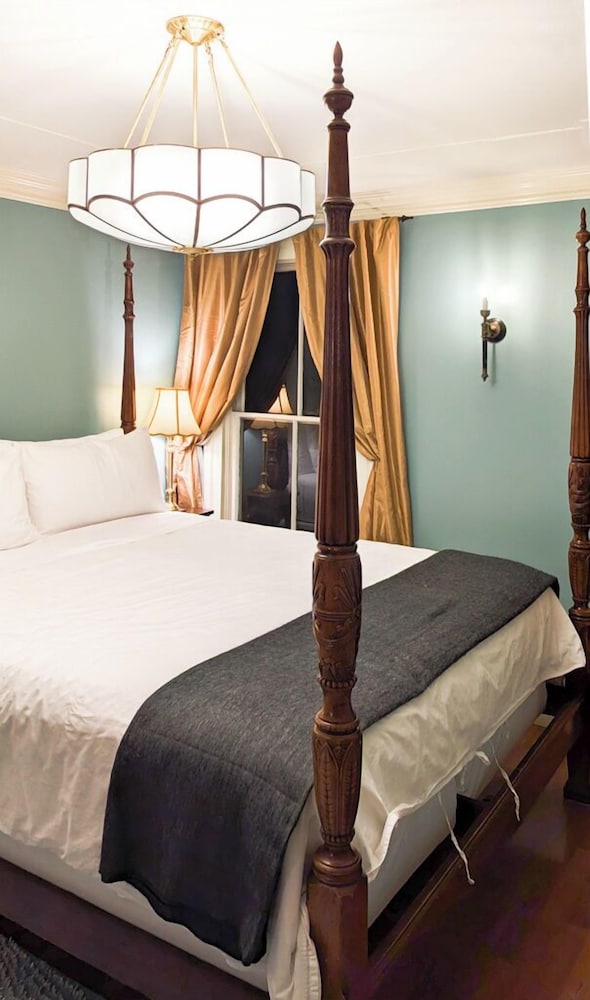 Honeymoon Room, 1 King Bed, Jetted Tub, Garden View (Not Pet Friendly) photo 3