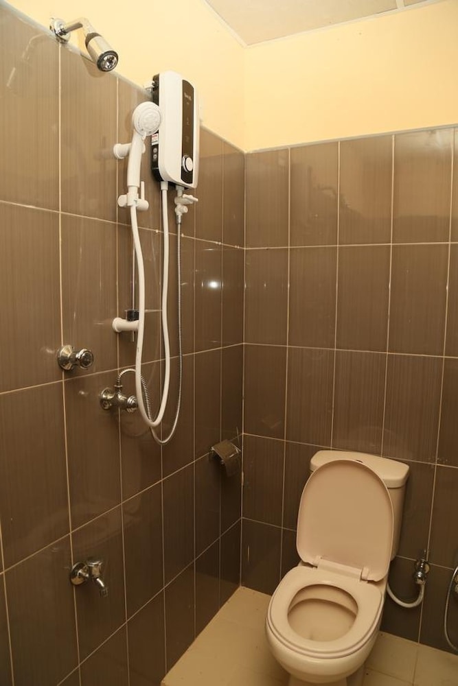 Economy Triple Room photo 3
