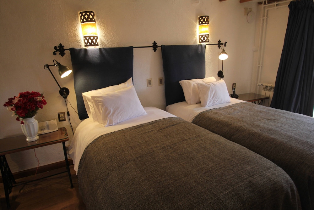 Deluxe Suite, 1 King Bed, Bathtub, Garden View photo 2