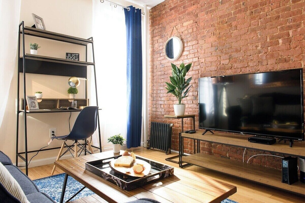 Apartment, 2 Bedrooms, Pets Allowed photo 1
