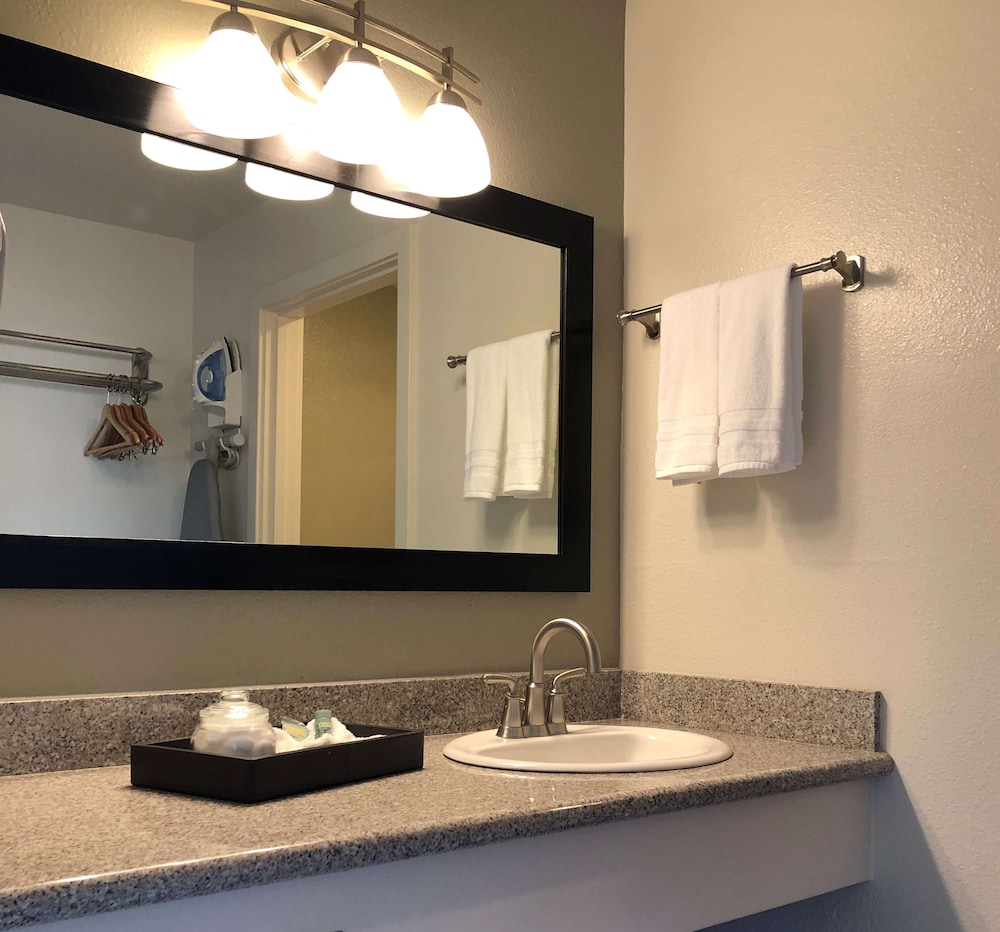 Standard Room, 2 Queen Beds, Balcony, Partial Ocean View (Lower Level) photo 3