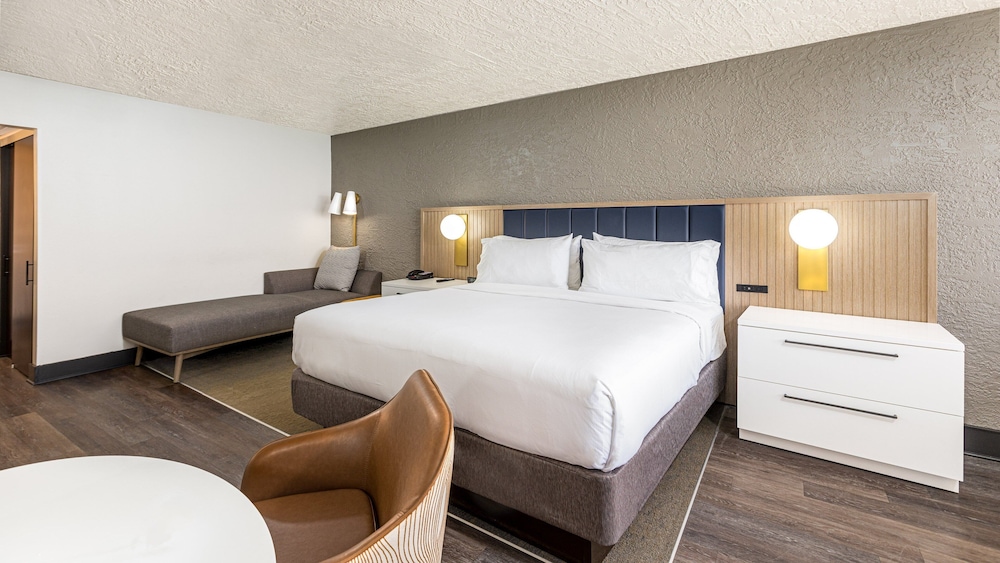 Standard Room, 1 King Bed, Oceanfront (Top Floor) - Photo 3