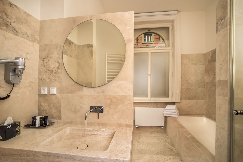 Luxury Double Room, 1 Bedroom, Corner thumbnail 6