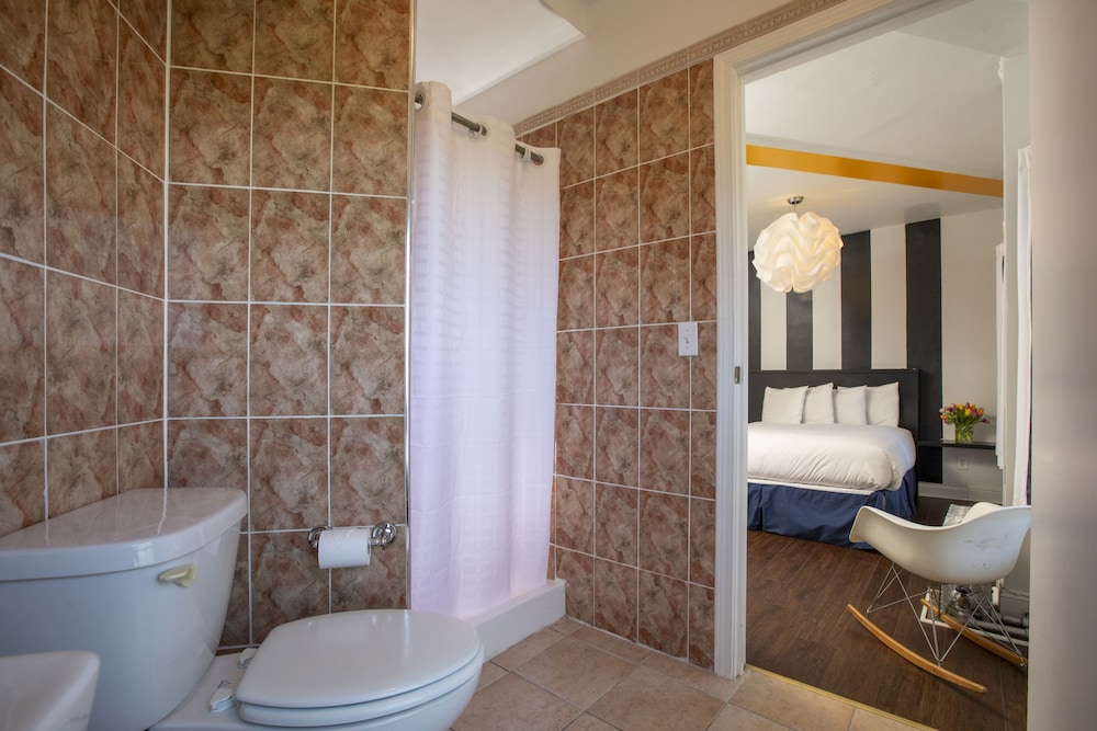 Deluxe Double Room, Ensuite (Street View) - Photo 20
