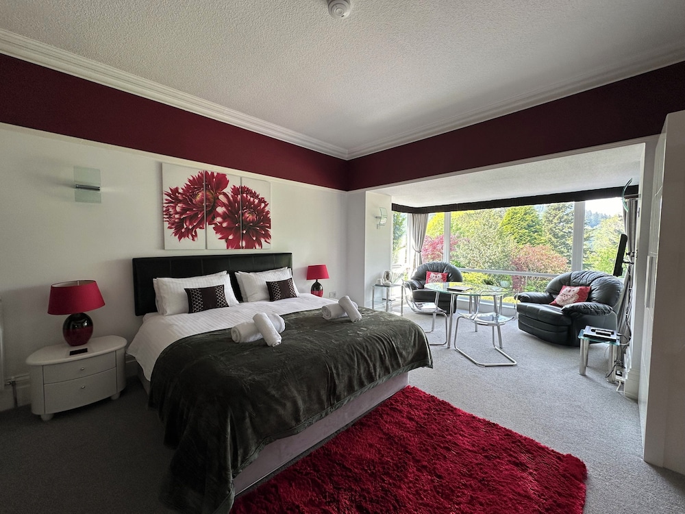 House, 6 Bedrooms photo 1