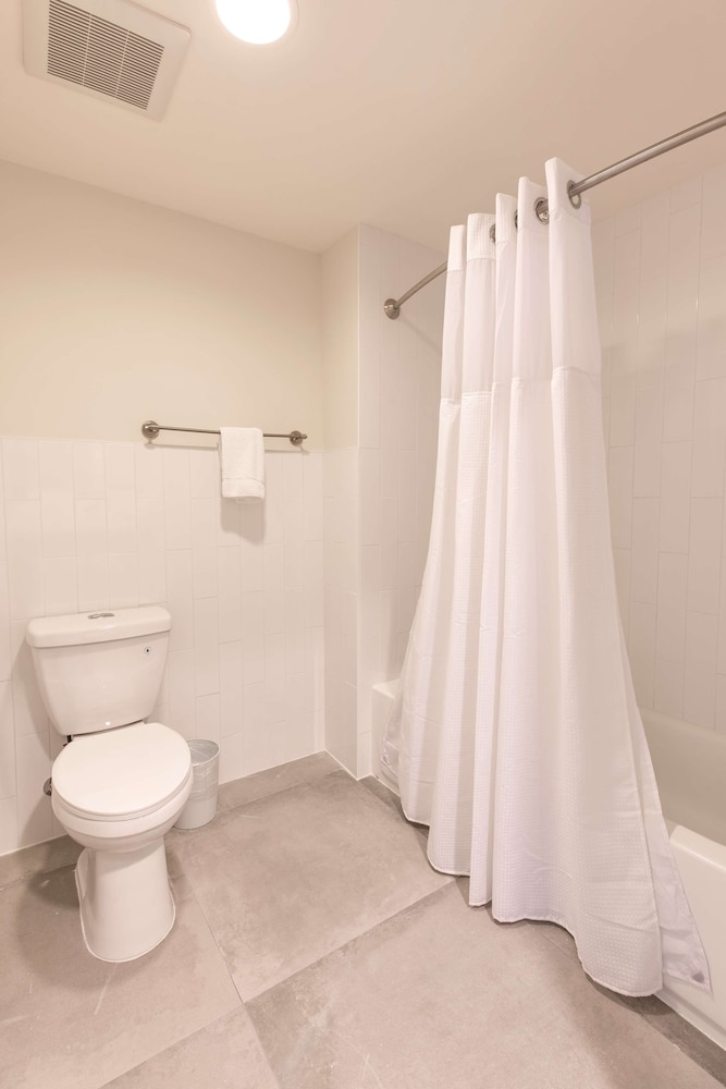 1 KING ONE BEDROOM SUITE RENOVATED WITH SLEEPER SOFA - Photo 8