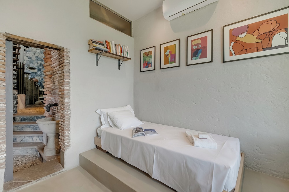 Family Villa, Multiple Bedrooms, Mountainside (Villa Skyline - Pool - Lakeview -)