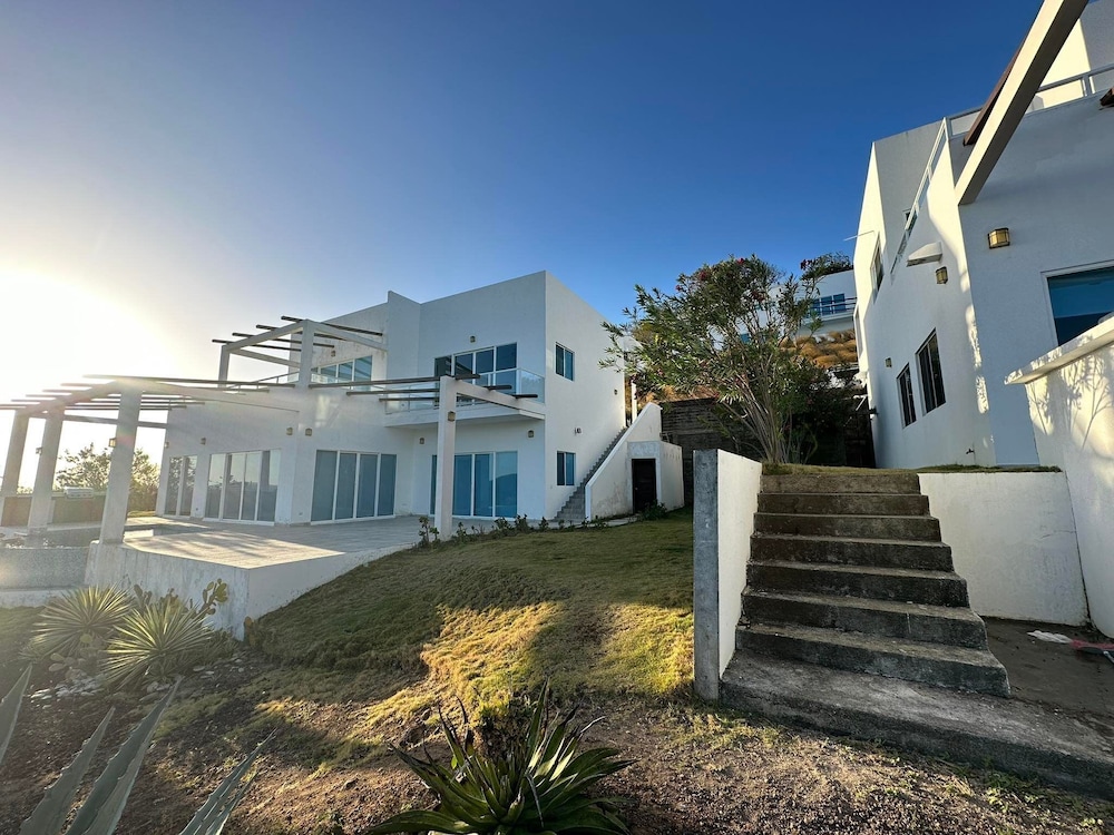 Luxury House photo 2