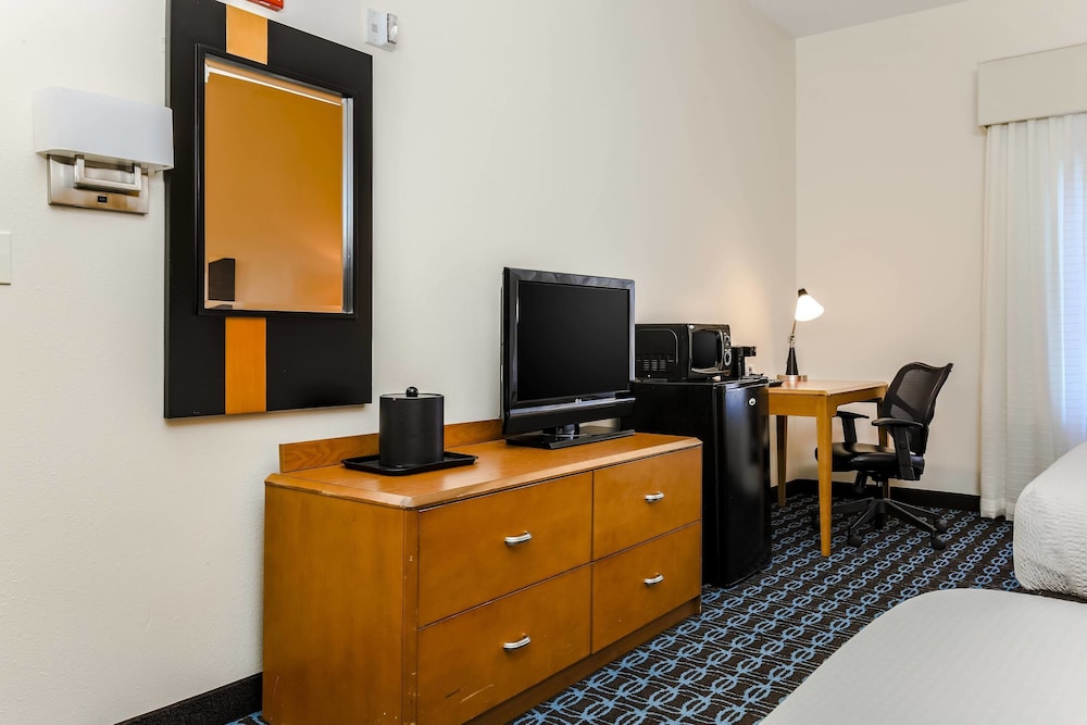 Room, 1 King Bed (Hearing Accessible) - Photo 3