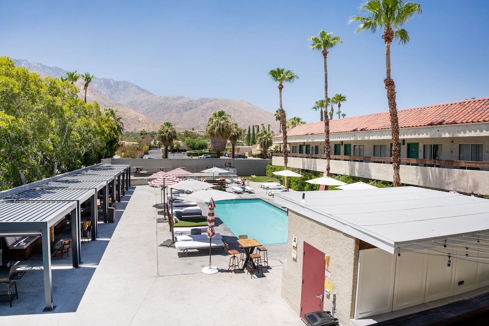 Deluxe Room, 2 Queen Beds, Pool View - Photo 4