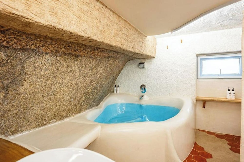 Family 2 Bedroom Suite with Direct Pool access and Seaview - Photo 10