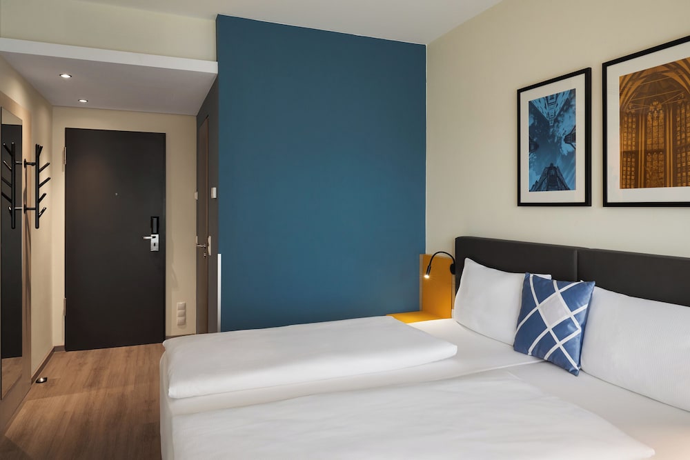 Standard Room, 2 Twin Beds, Courtyard View - Photo 4