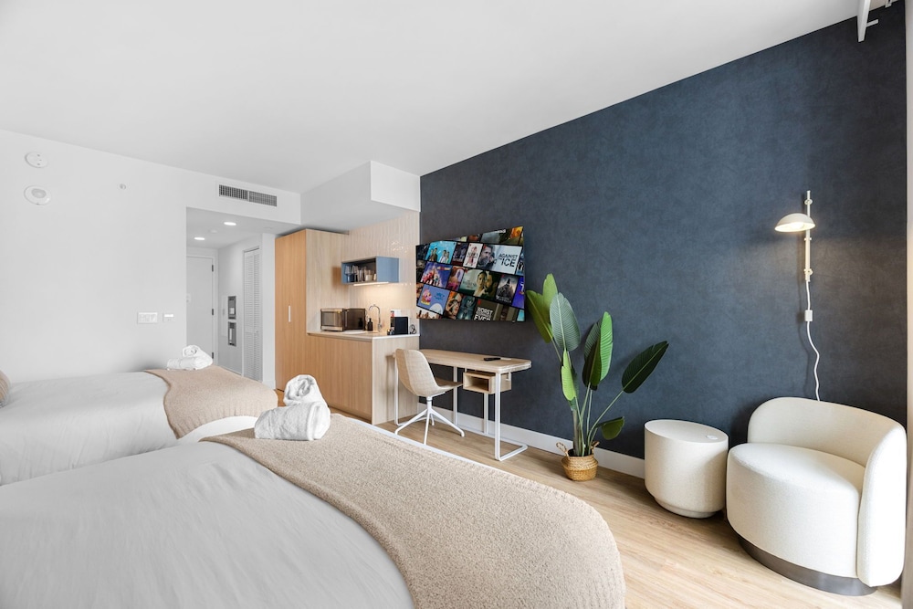 Luxury Studio Suite, 2 Queen Beds, City View photo 2