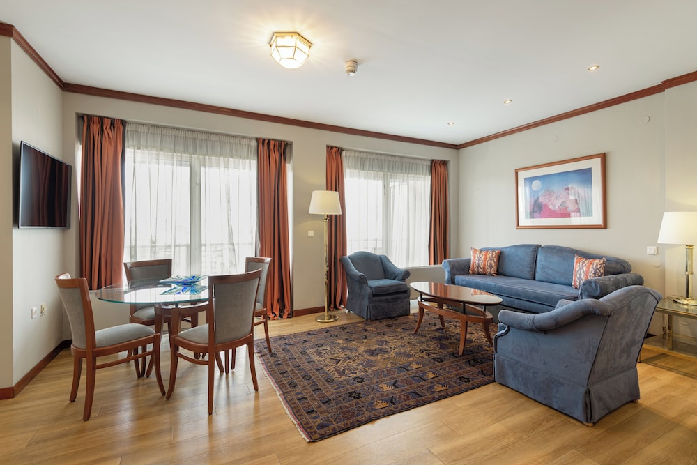 Suite, 1 Bedroom, Smoking (1 King Bed) photo 2