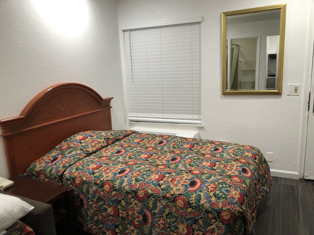 Standard Room, Non Smoking, Refrigerator & Microwave photo 2