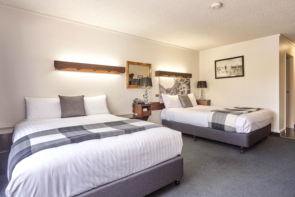 Suite, Multiple Beds, Non Smoking - Photo 2