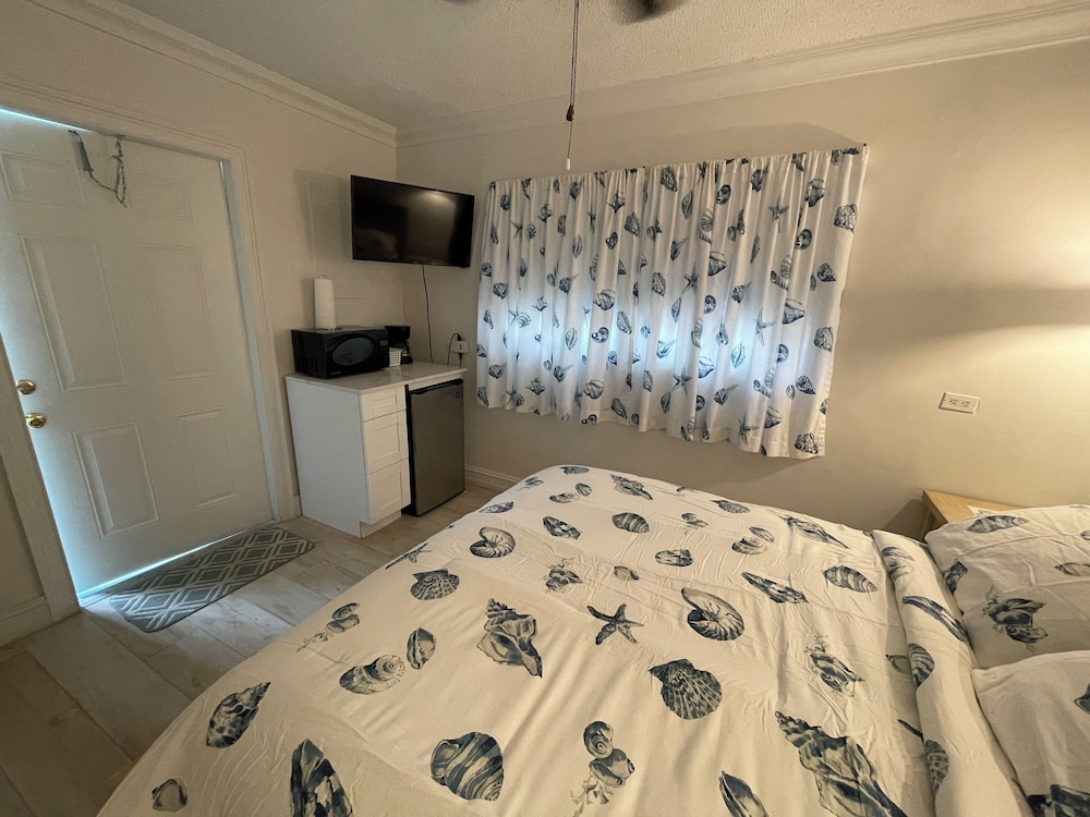 Basic Room, 1 Queen Bed photo 3
