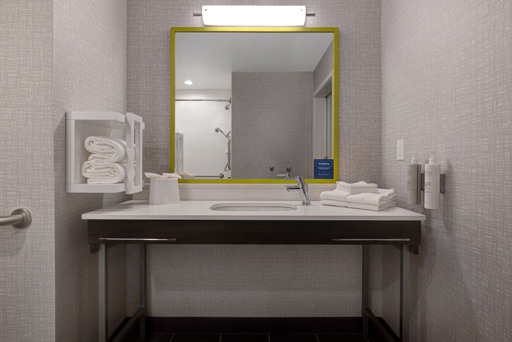 Room, 2 Queen Beds, Bathtub (Mobility) - Photo 6